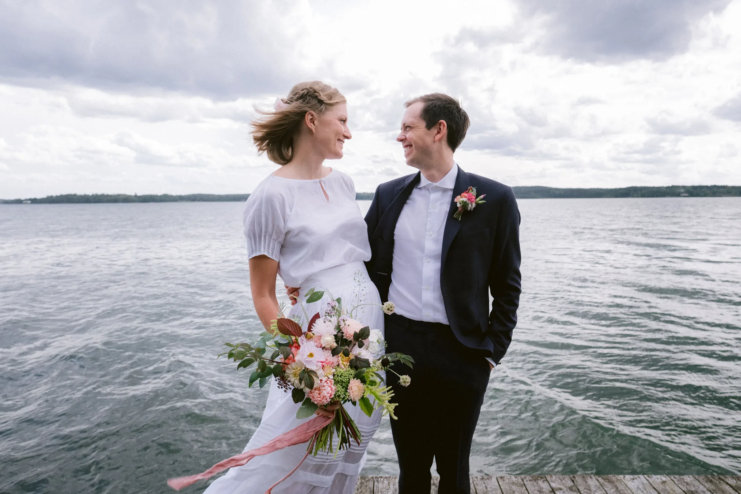 Emma & Olof under sitt bröllop vid Bråviken i Kvarsebo bild 1