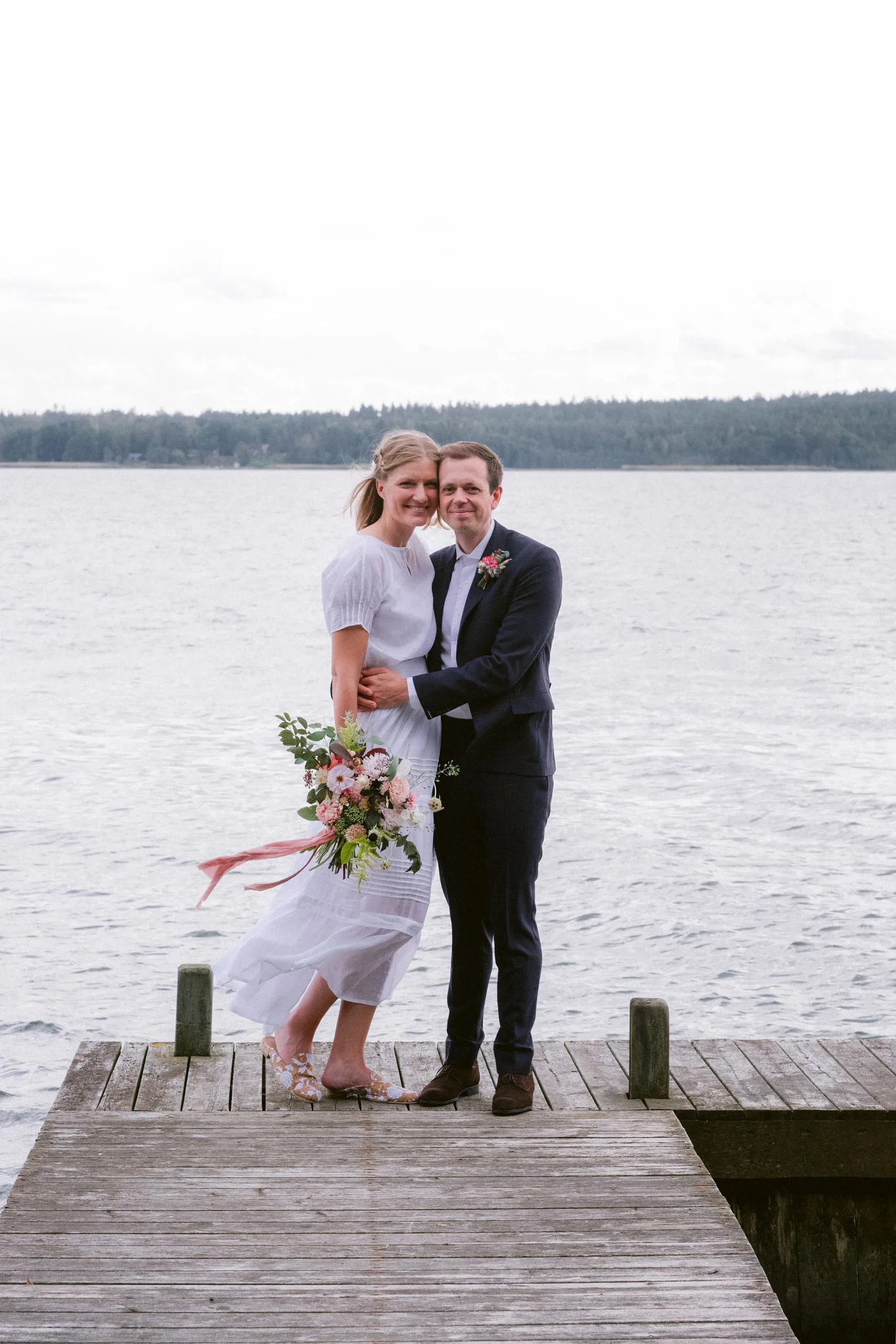 Emma & Olof under sitt bröllop vid Bråviken i Kvarsebo bild 2