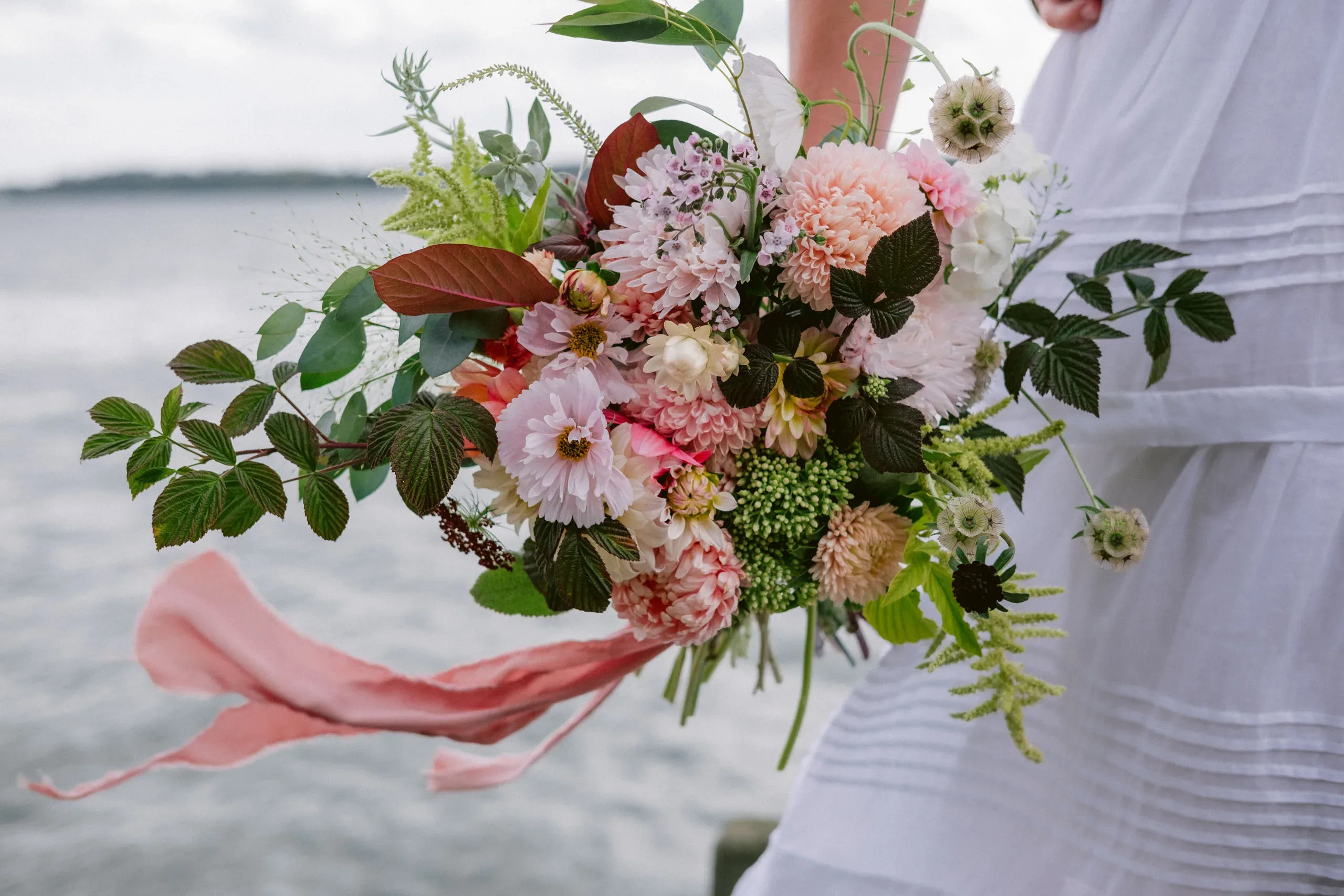 Emma & Olof under sitt bröllop vid Bråviken i Kvarsebo bild 3