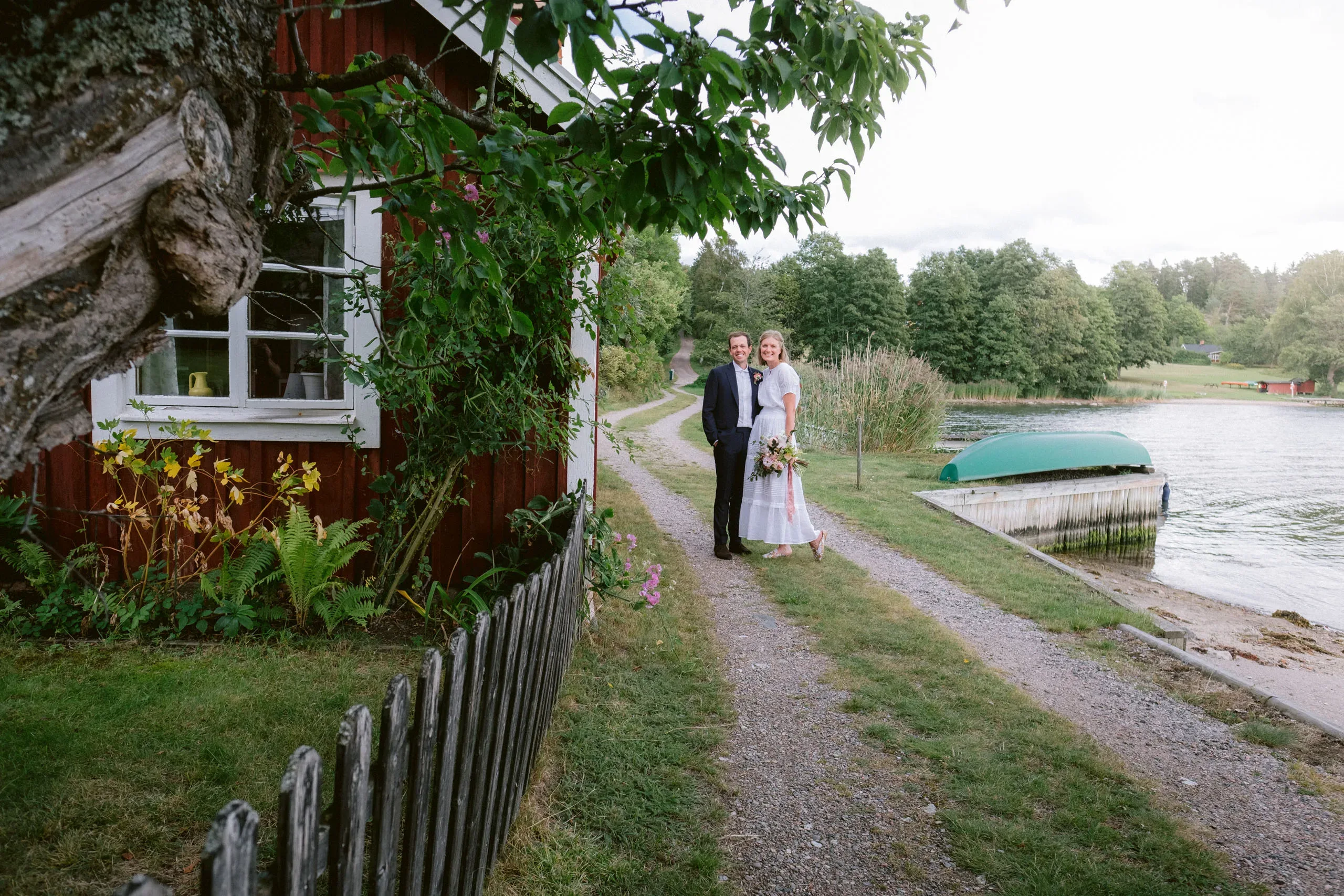 Emma & Olof under sitt bröllop vid Bråviken i Kvarsebo bild 4