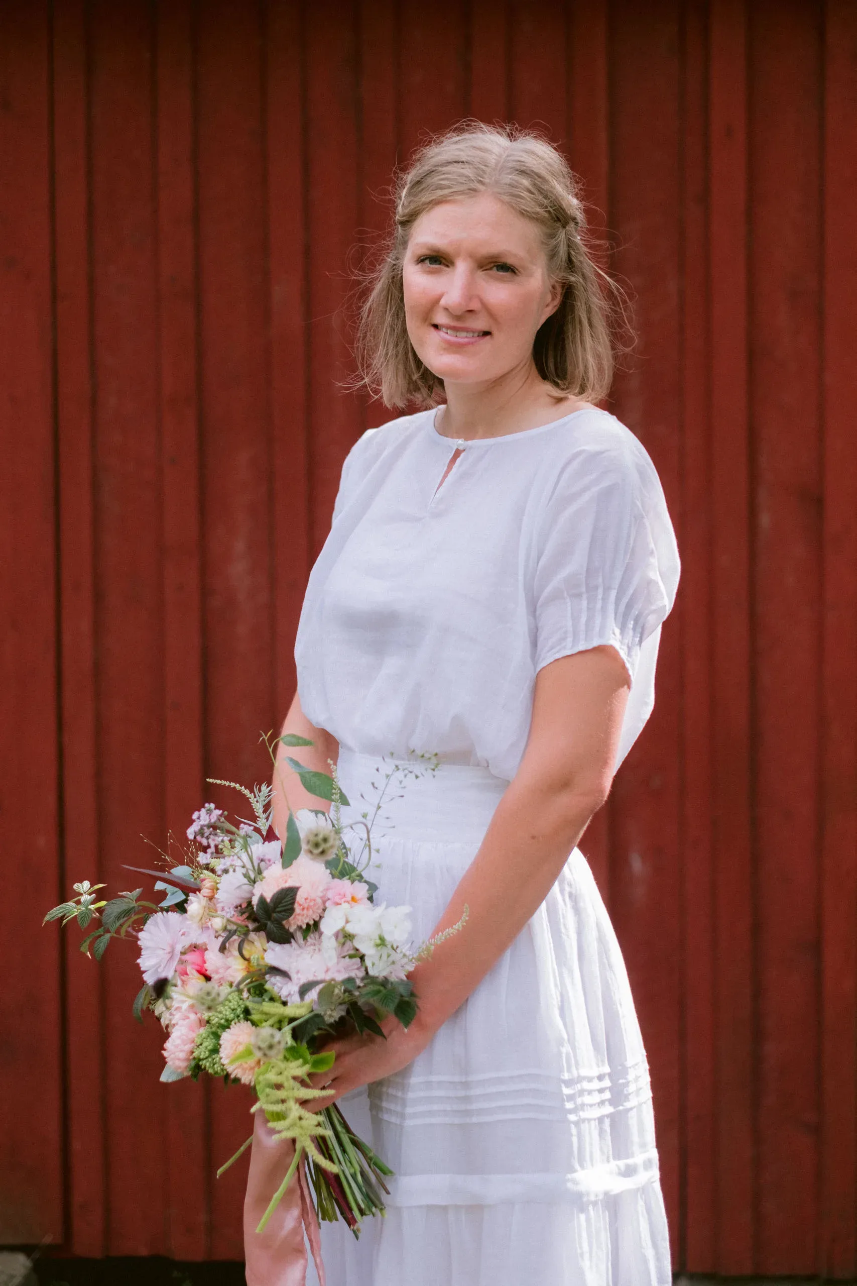 Emma & Olof under sitt bröllop vid Bråviken i Kvarsebo bild 5