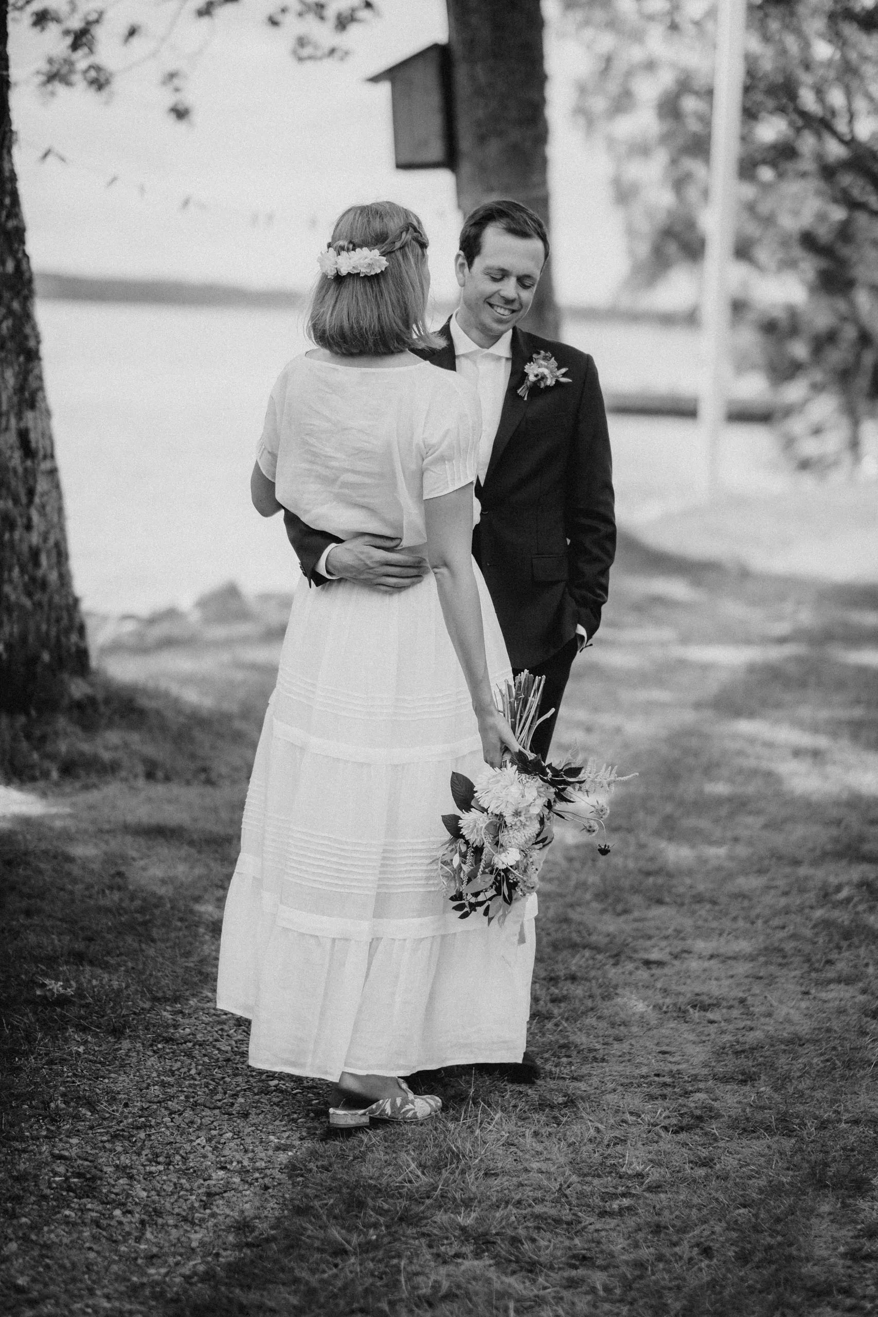 Emma & Olof under sitt bröllop vid Bråviken i Kvarsebo bild 7