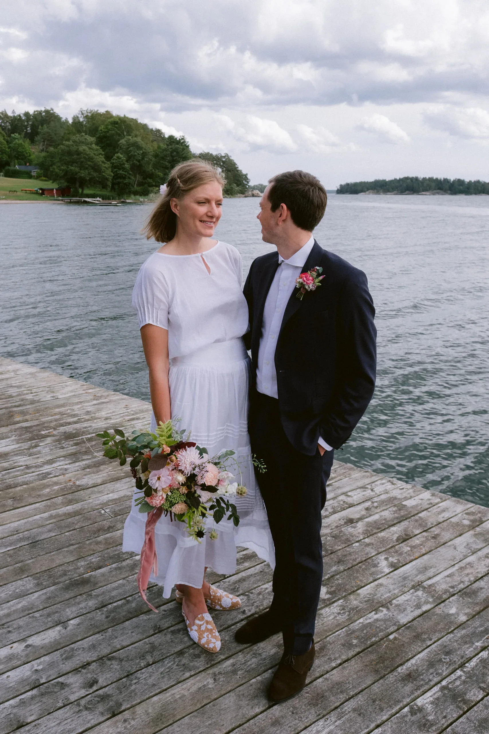 Emma & Olof under sitt bröllop vid Bråviken i Kvarsebo