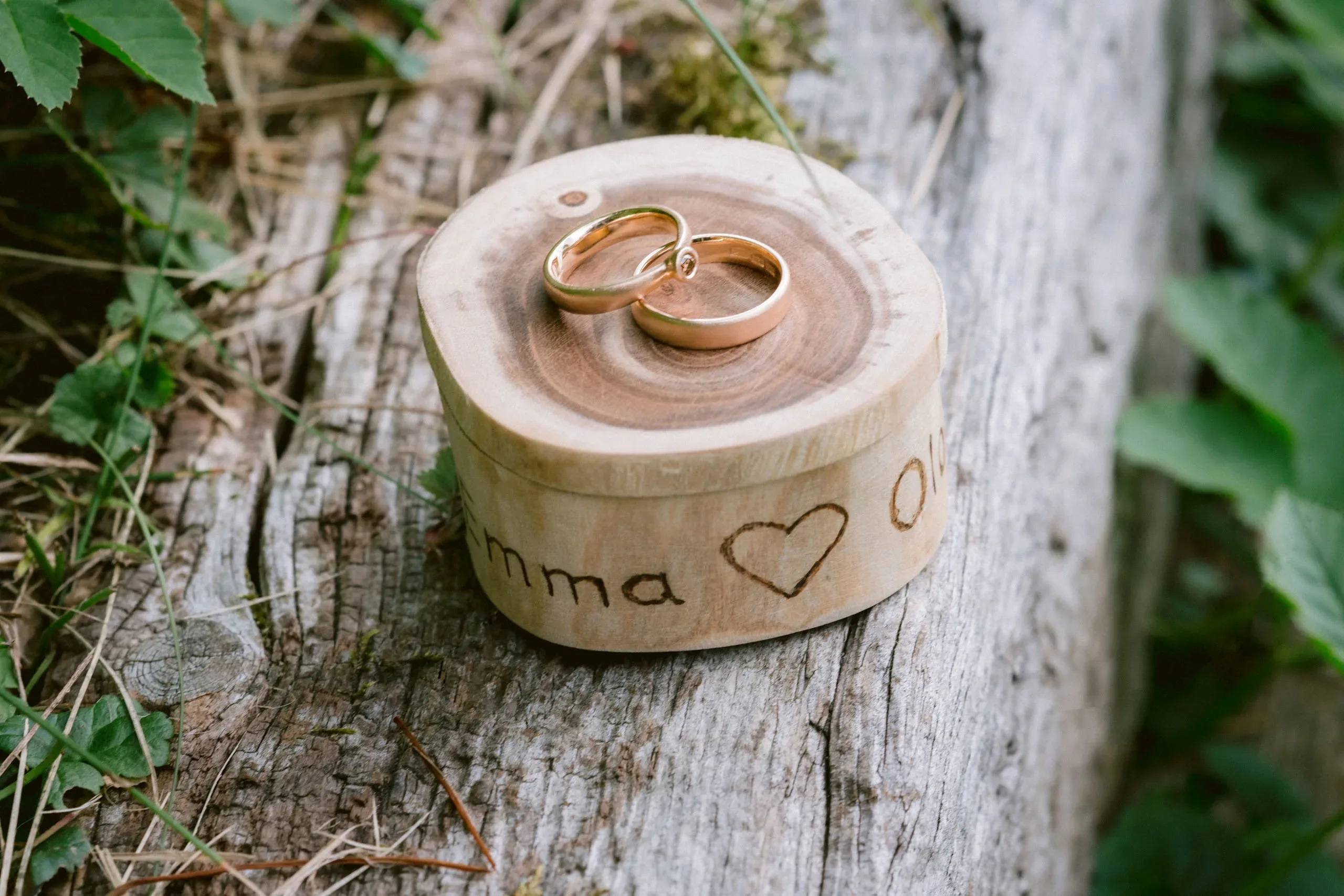 Emma & Olof under sitt bröllop vid Bråviken i Kvarsebo bild 10