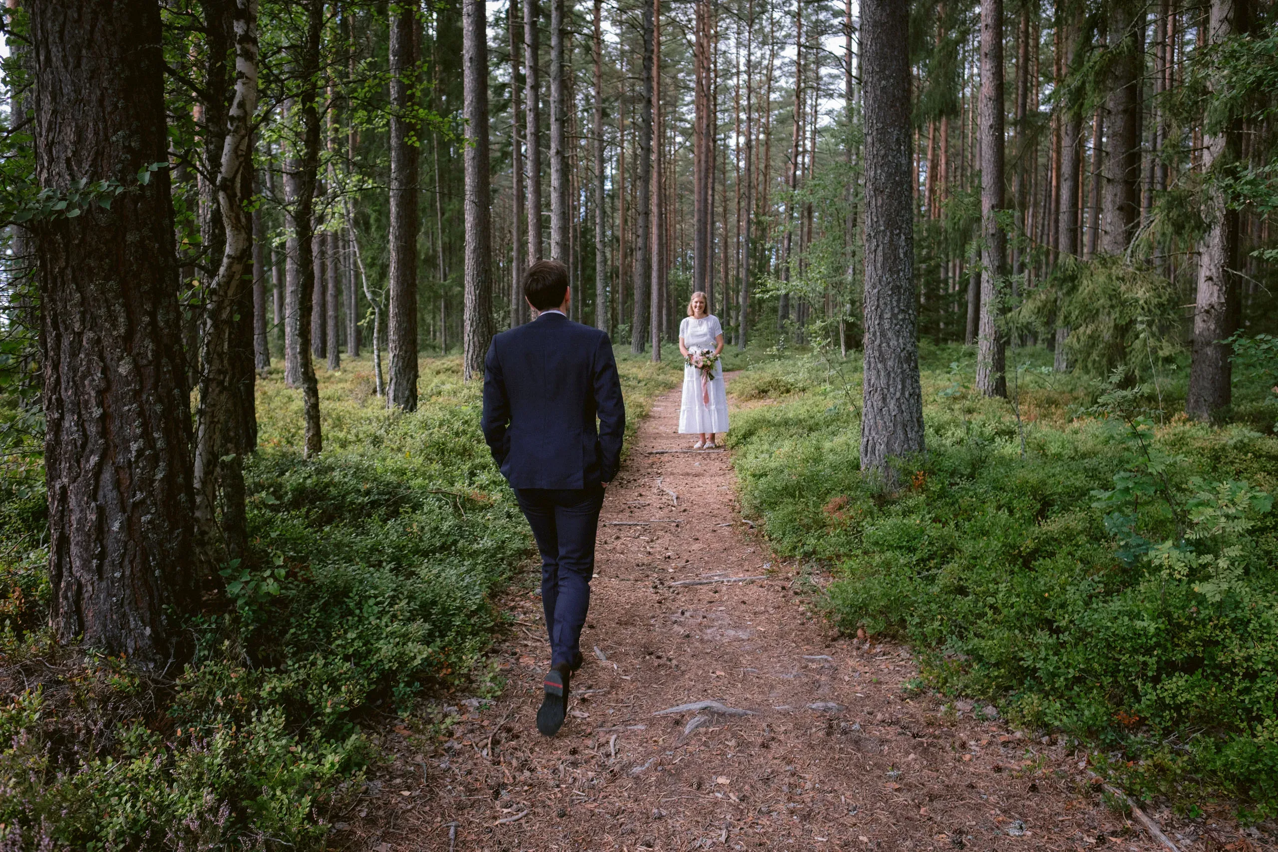 Emma & Olof under sitt bröllop vid Bråviken i Kvarsebo bild 11
