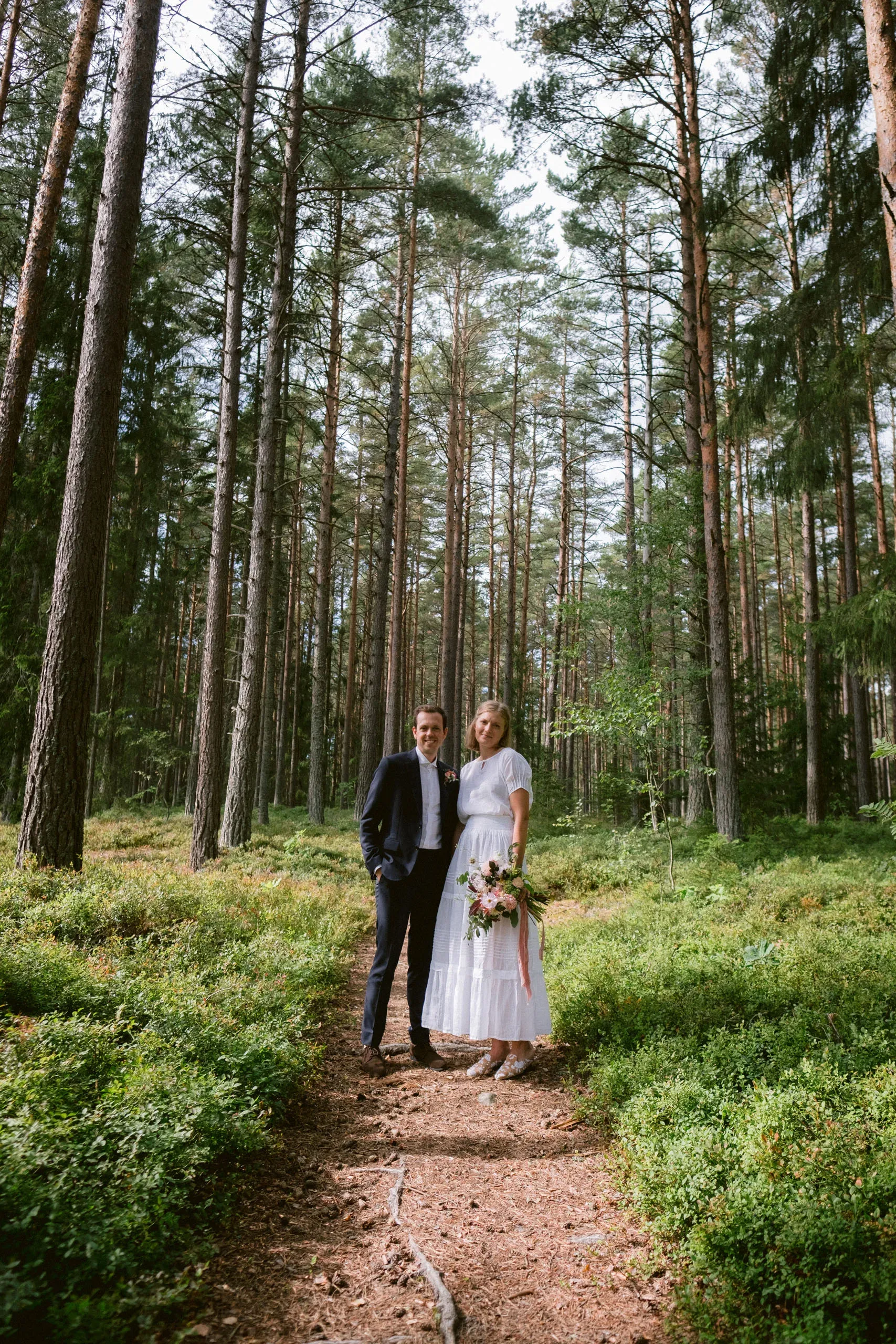 Emma & Olof under sitt bröllop vid Bråviken i Kvarsebo bild 12