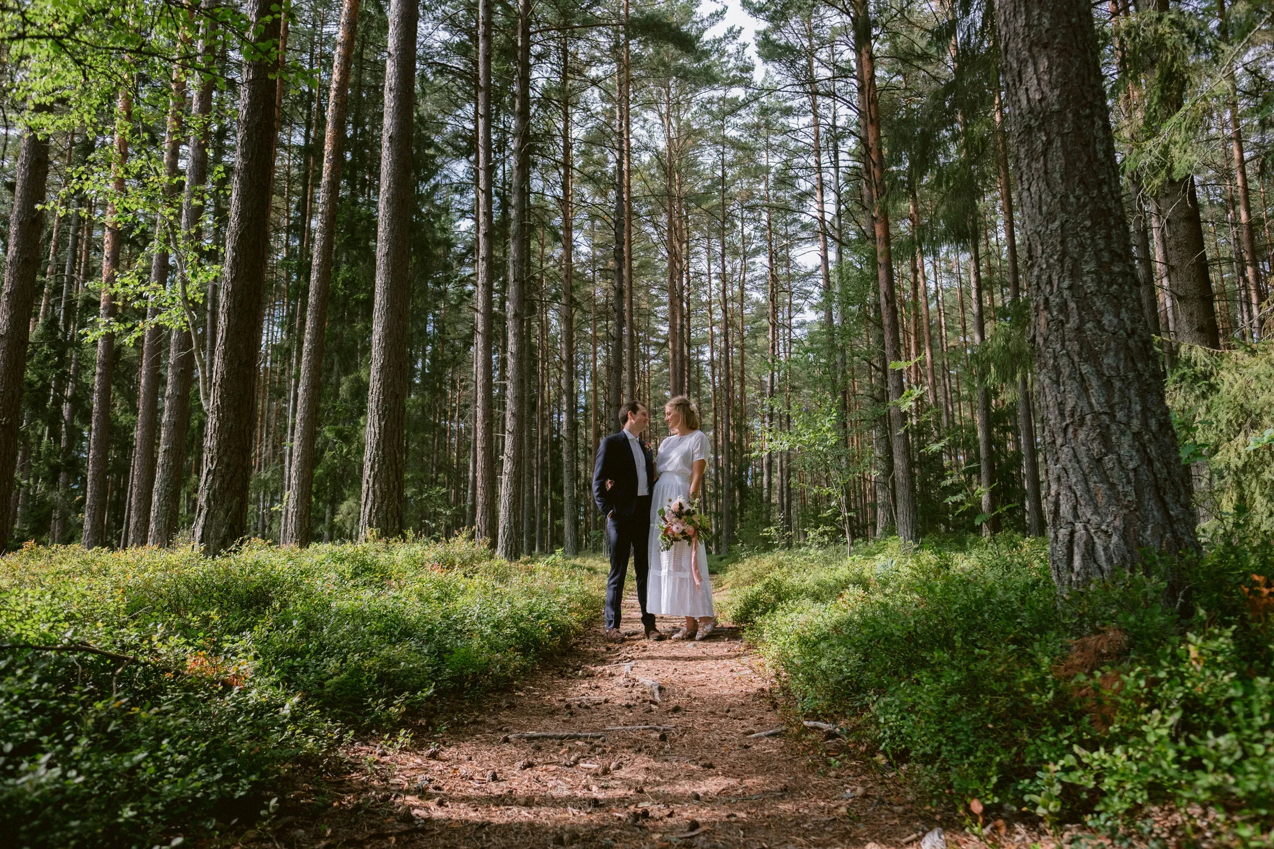 Emma & Olof under sitt bröllop vid Bråviken i Kvarsebo bild 13