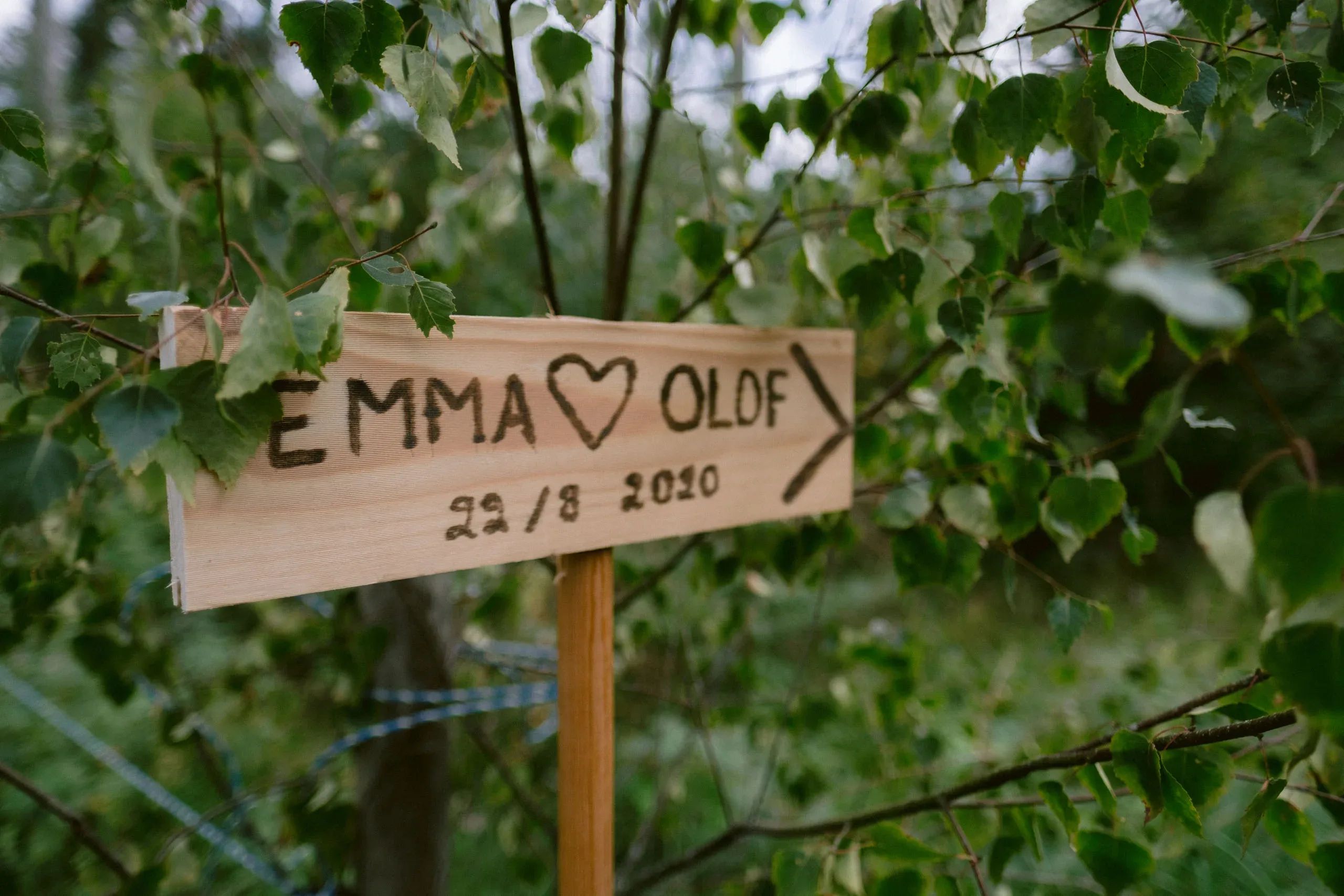 Emma & Olof under sitt bröllop vid Bråviken i Kvarsebo bild 14