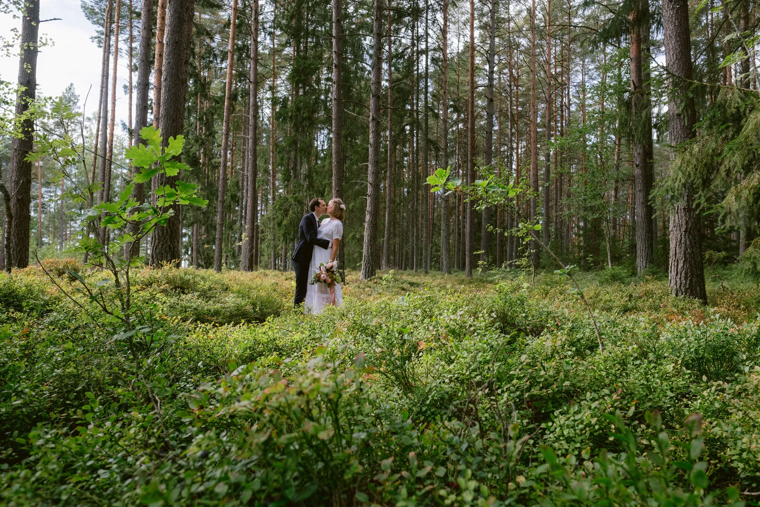 Emma & Olof under sitt bröllop vid Bråviken i Kvarsebo bild 15