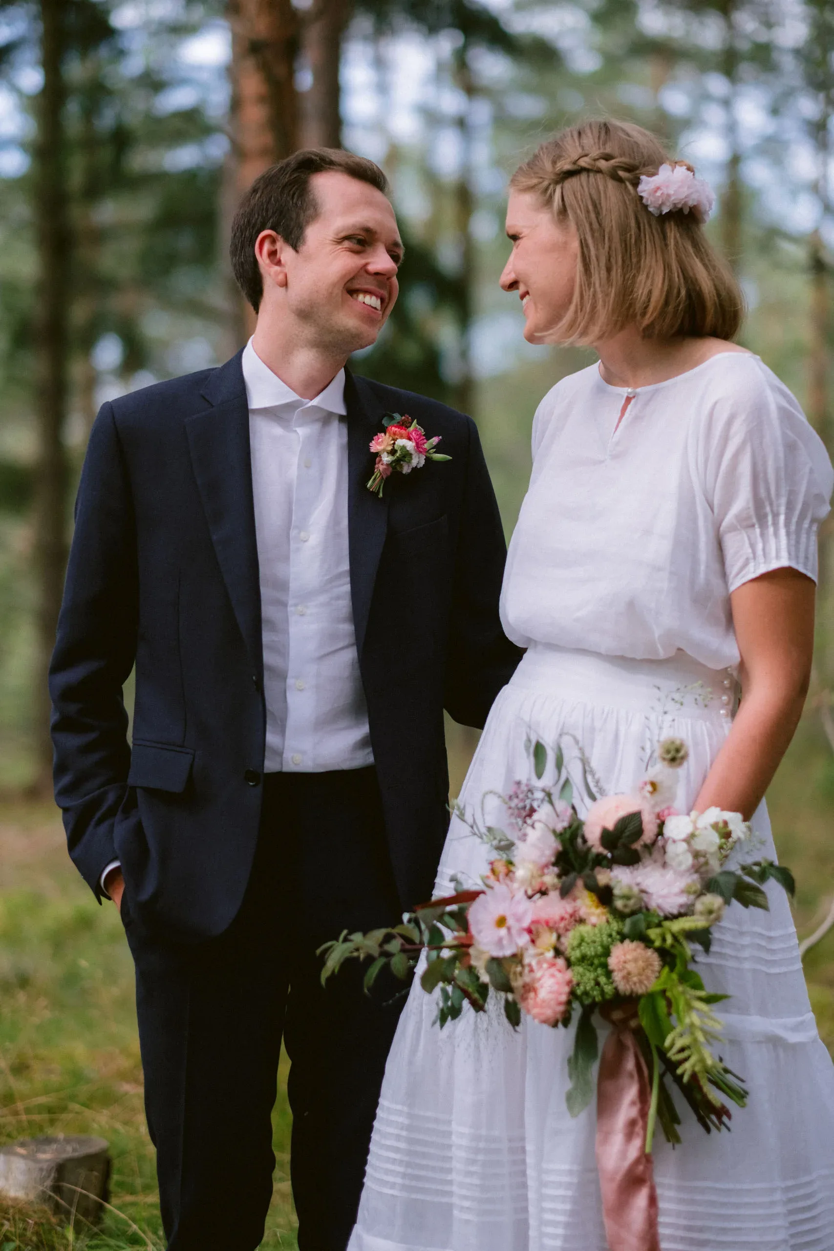 Emma & Olof under sitt bröllop vid Bråviken i Kvarsebo bild 16