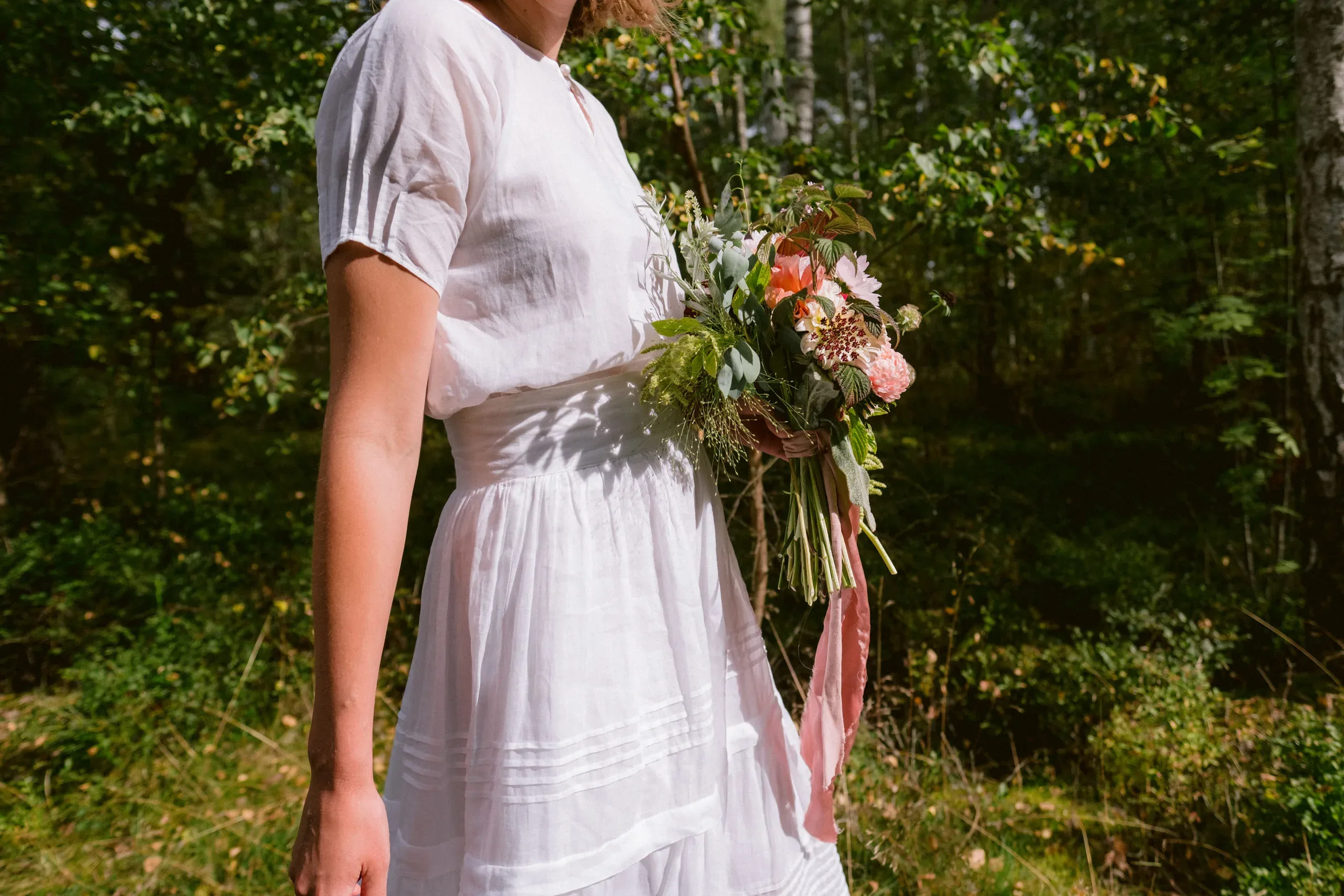 Emma & Olof under sitt bröllop vid Bråviken i Kvarsebo bild 17