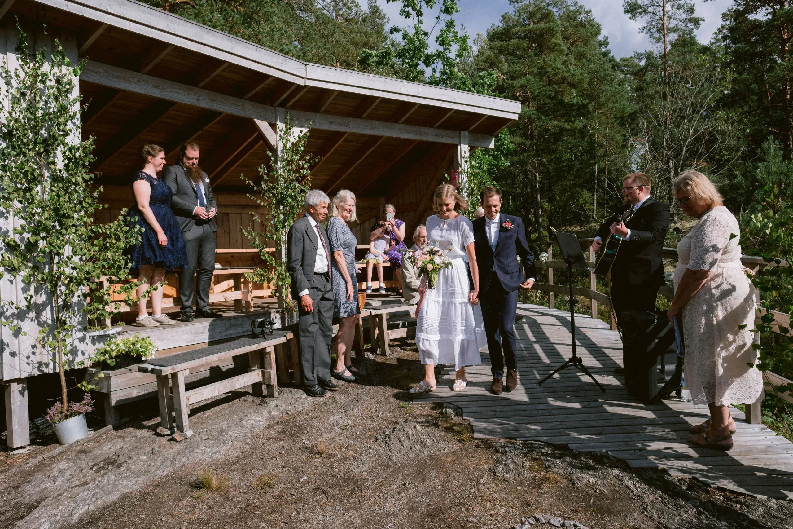 Emma & Olof under sitt bröllop vid Bråviken i Kvarsebo bild 18
