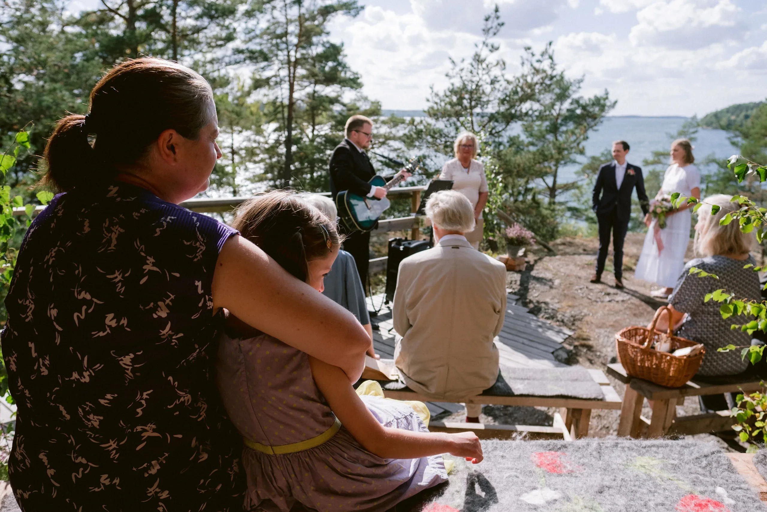 Emma & Olof under sitt bröllop vid Bråviken i Kvarsebo bild 19
