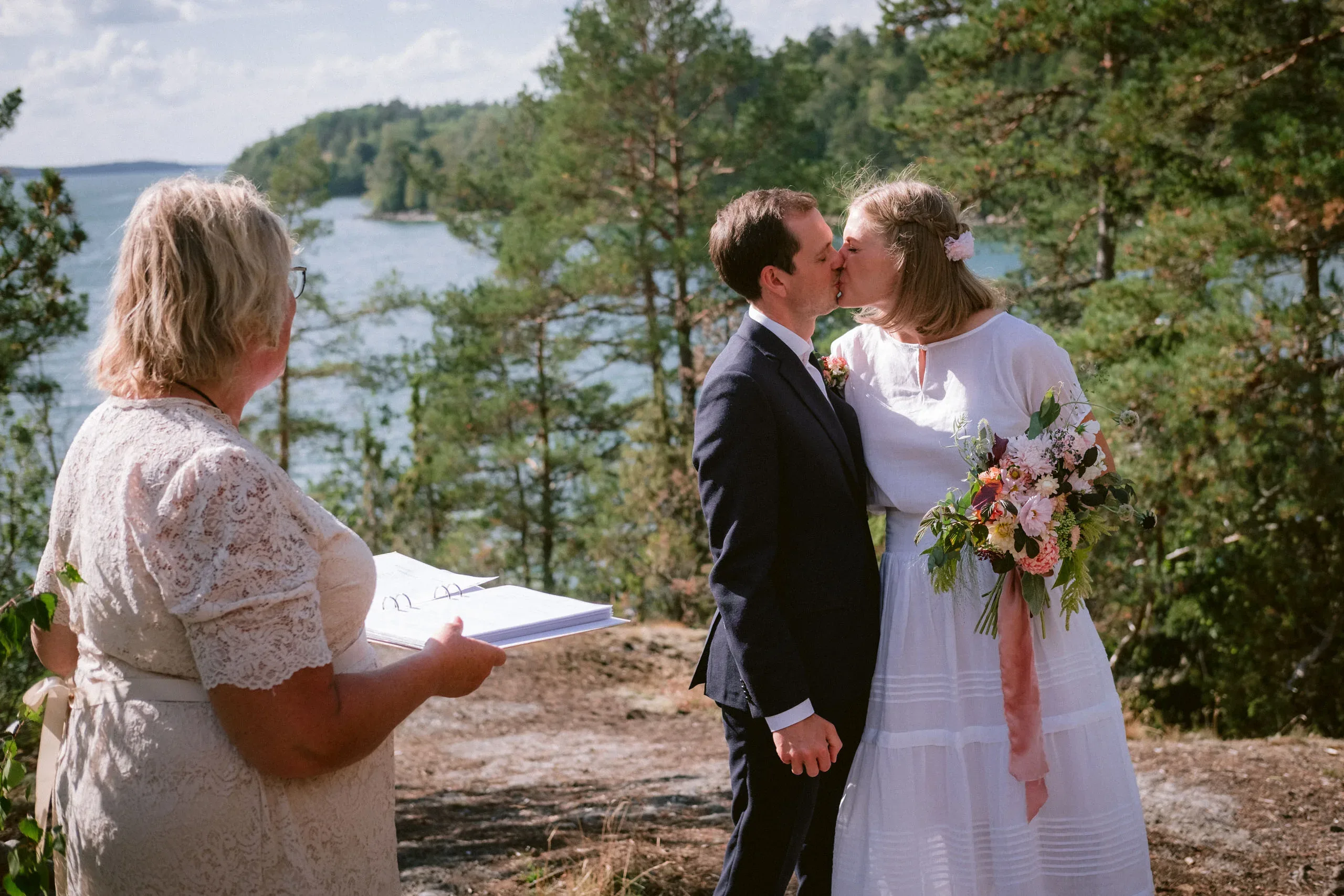 Emma & Olof under sitt bröllop vid Bråviken i Kvarsebo bild 20