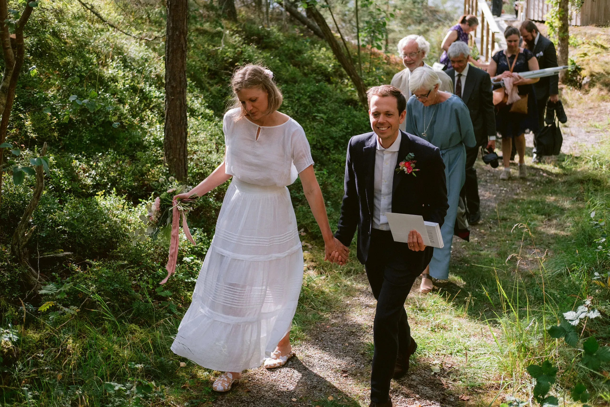 Emma & Olof under sitt bröllop vid Bråviken i Kvarsebo bild 22