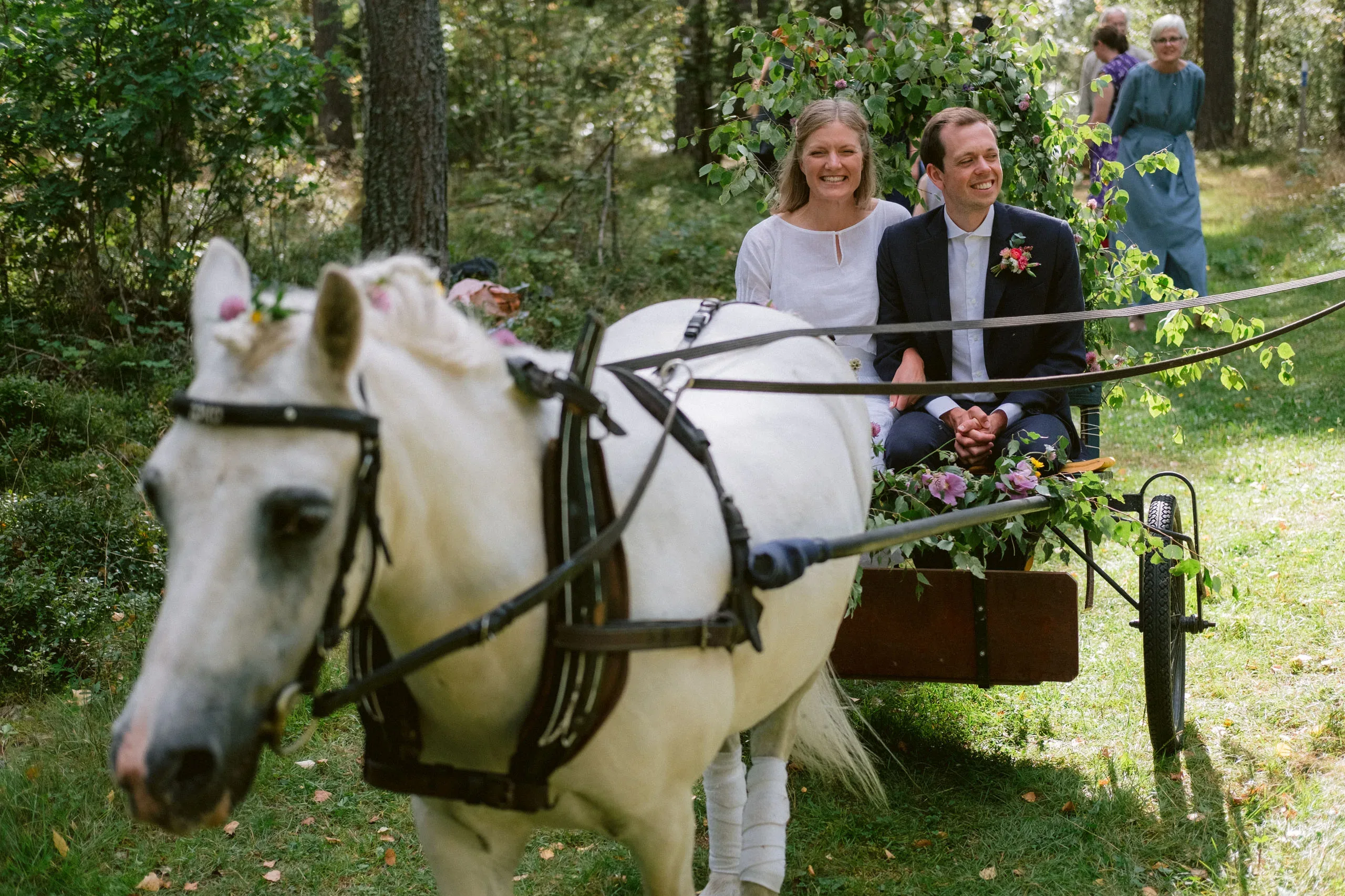 Emma & Olof under sitt bröllop vid Bråviken i Kvarsebo bild 23