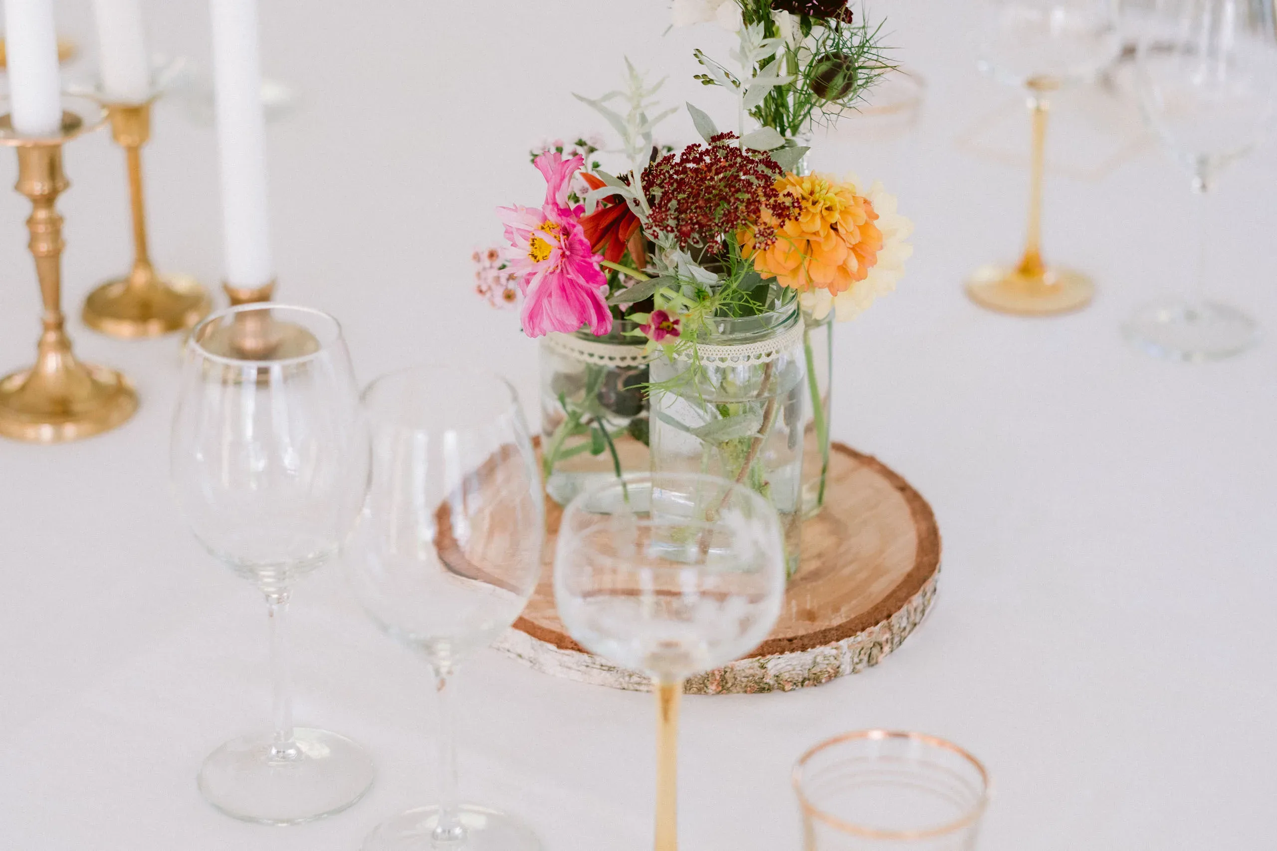 Emma & Olof under sitt bröllop vid Bråviken i Kvarsebo bild 24