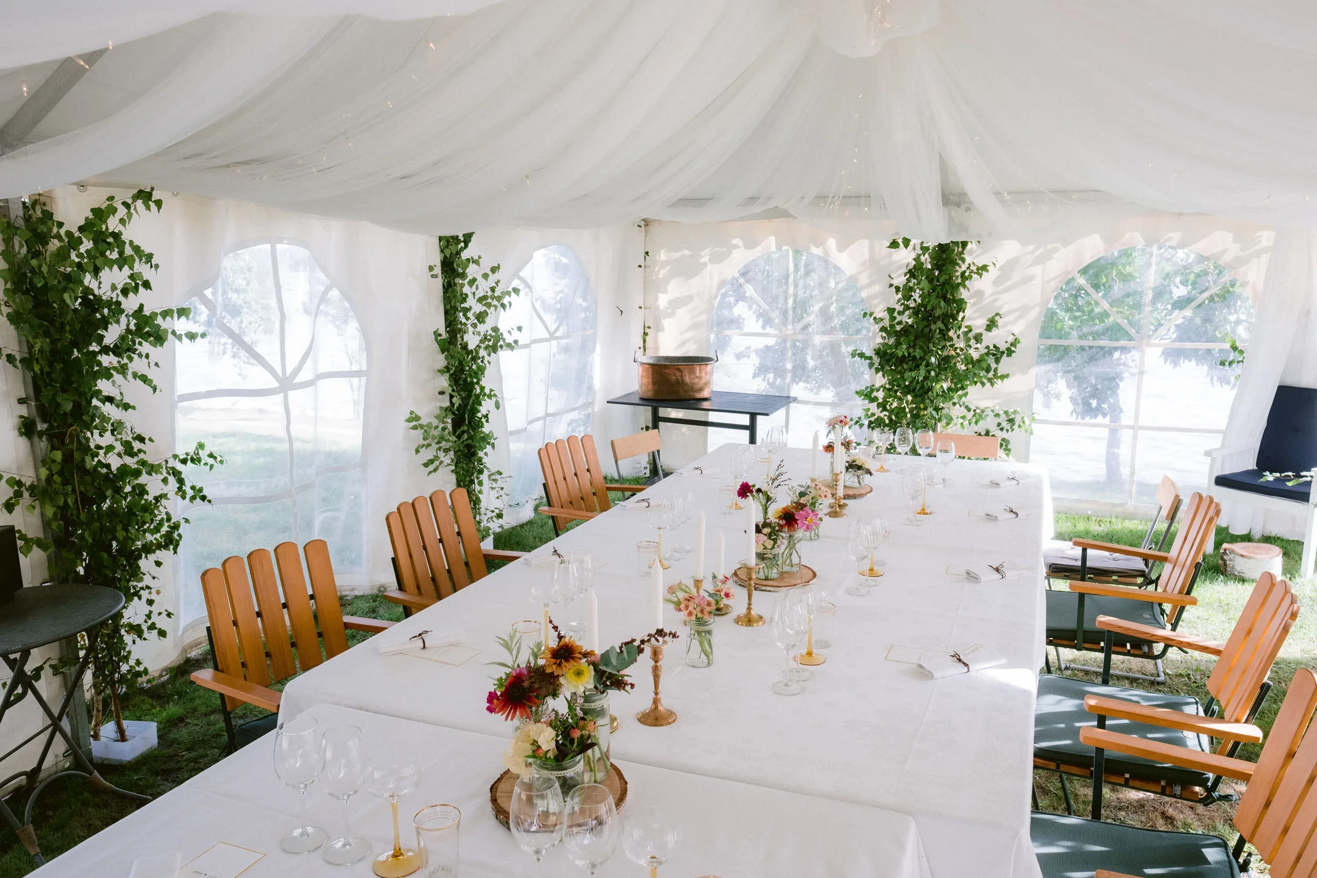 Emma & Olof under sitt bröllop vid Bråviken i Kvarsebo bild 25