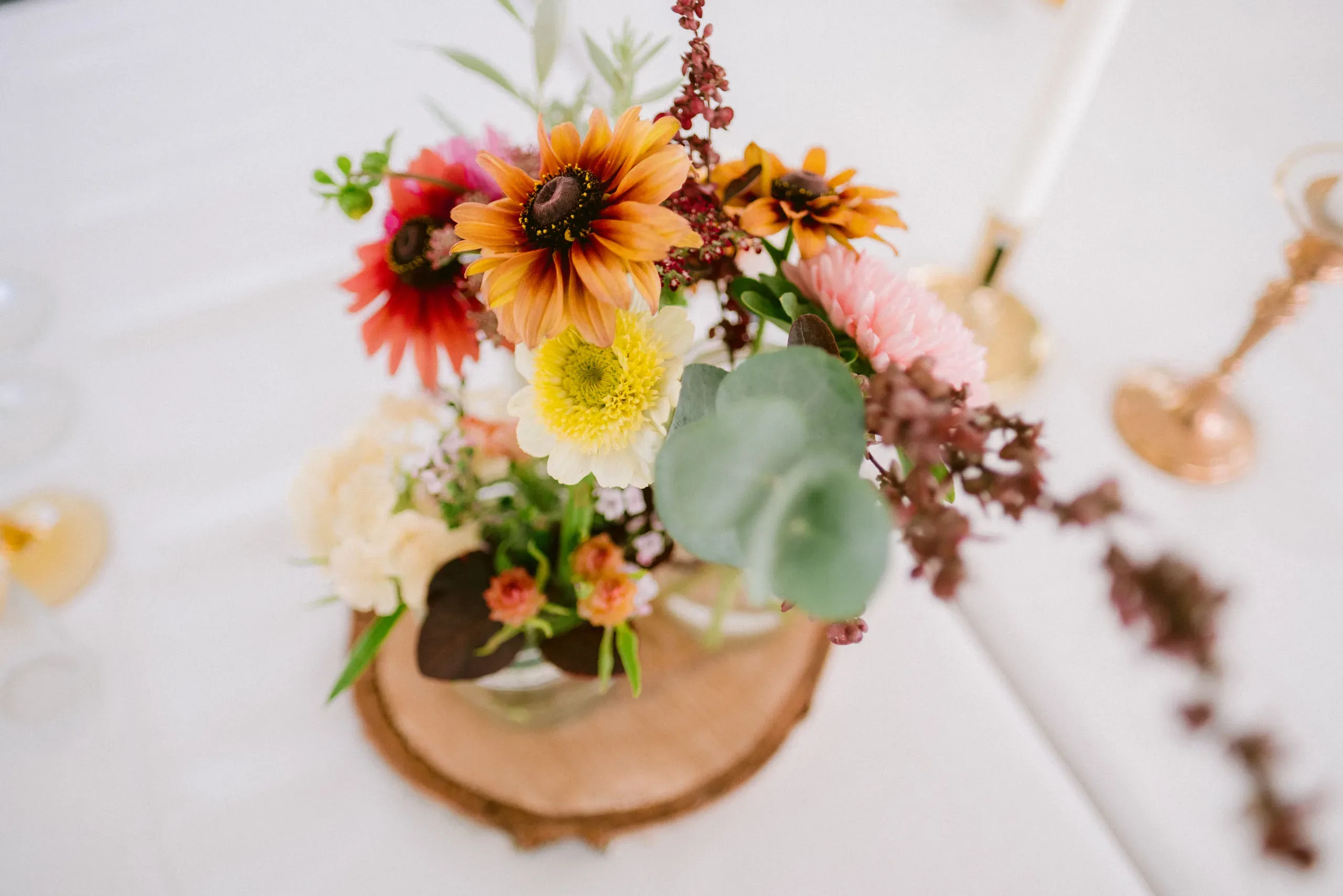 Emma & Olof under sitt bröllop vid Bråviken i Kvarsebo bild 26