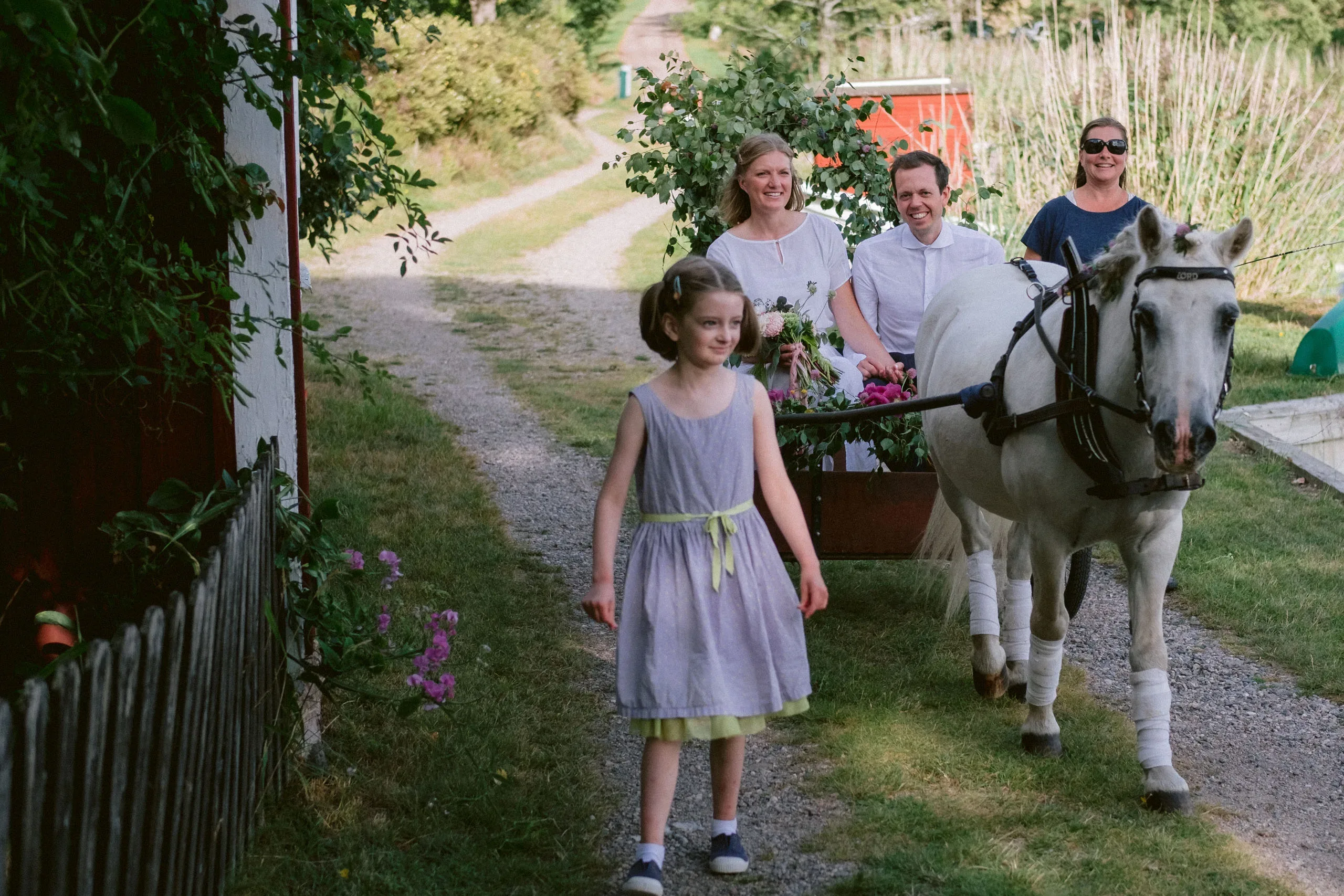 Emma & Olof under sitt bröllop vid Bråviken i Kvarsebo bild 27