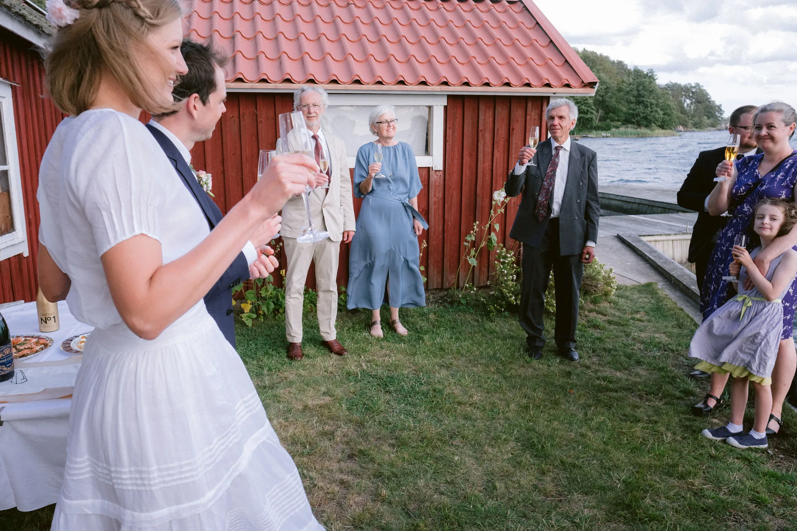 Emma & Olof under sitt bröllop vid Bråviken i Kvarsebo bild 29