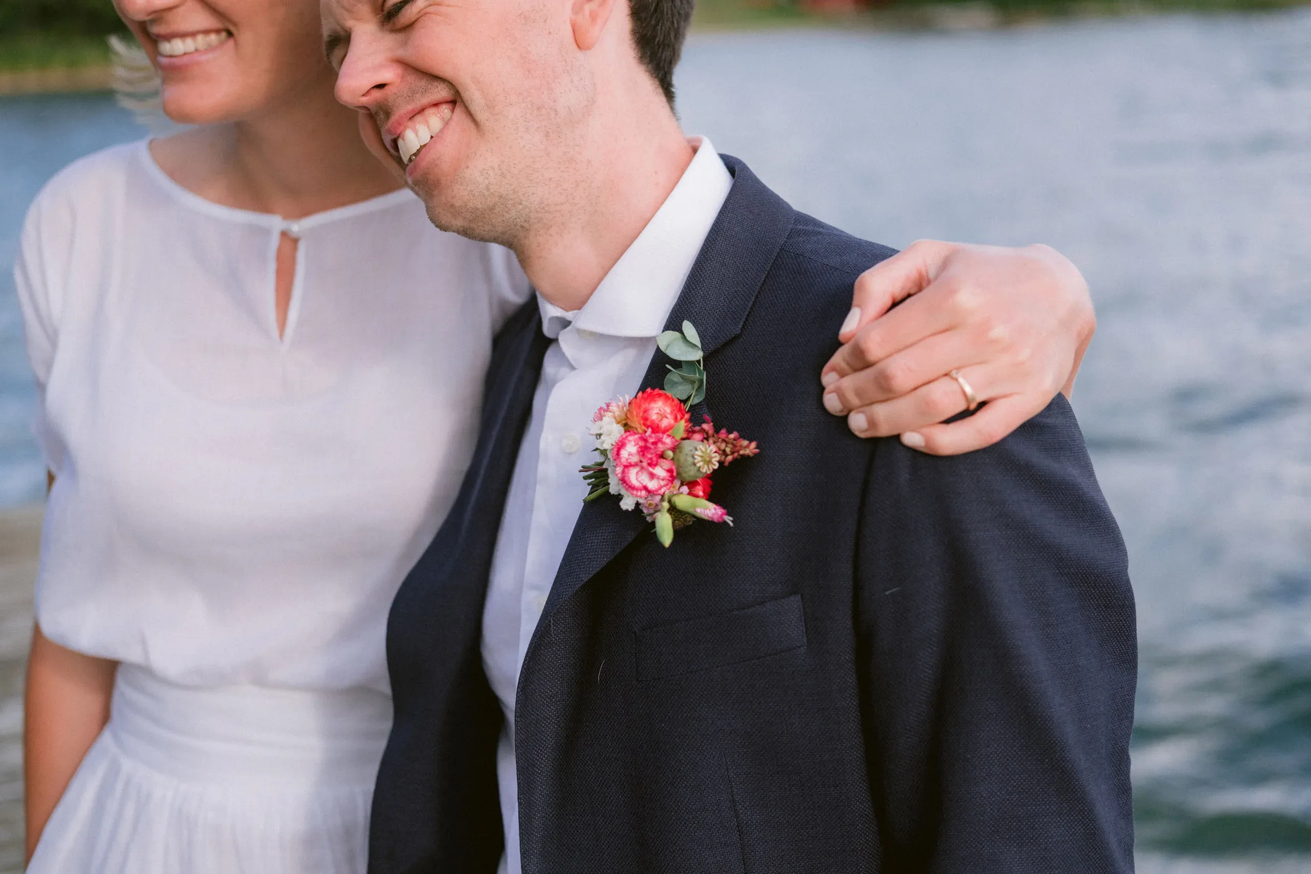 Emma & Olof under sitt bröllop vid Bråviken i Kvarsebo bild 30