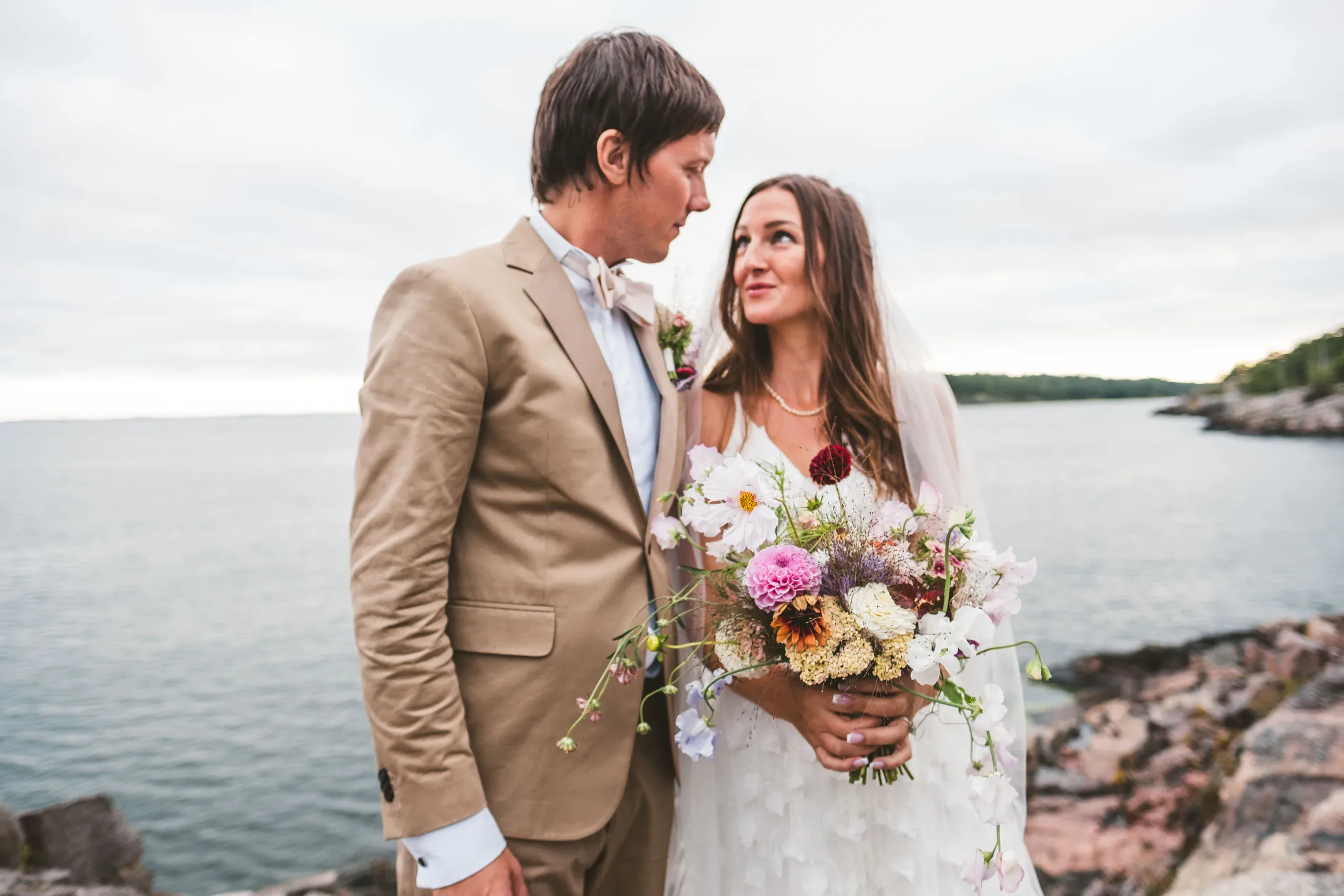 Malin & Micke under sitt bröllop i Oxelösund och Nyköping bild 10