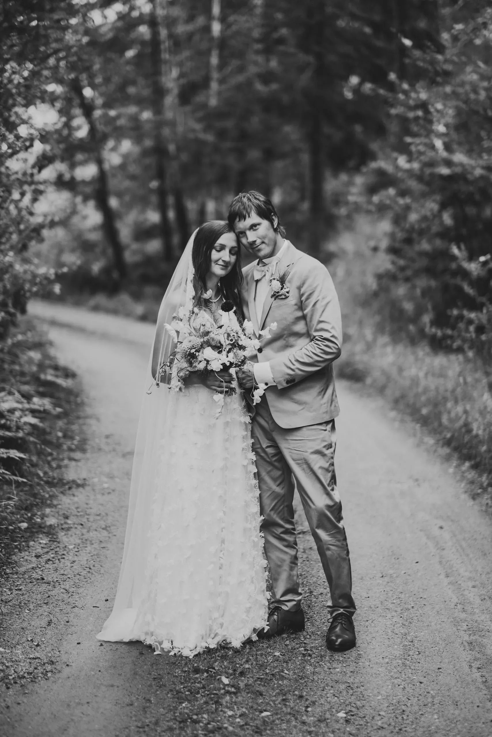 Malin & Micke under sitt bröllop i Oxelösund och Nyköping bild 21